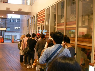 Receptionists wore the hat with twitter's "t" and Japanese "tsu" letter